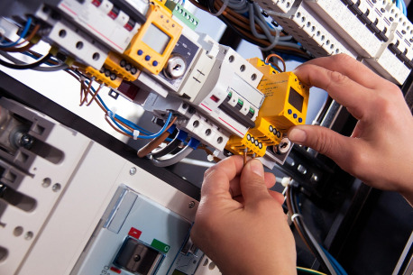 Electrical installation and distribution board wiring